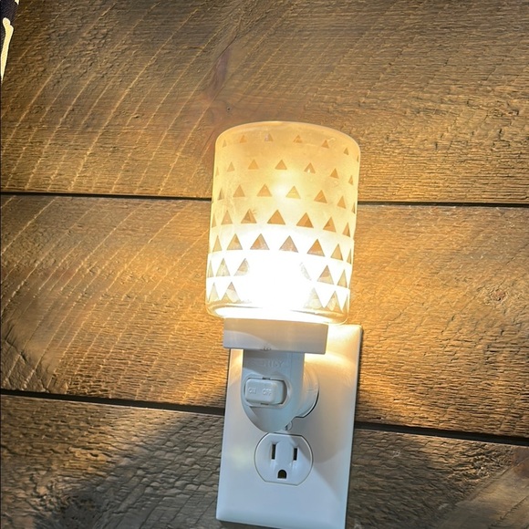 SCENTSY Plug In Glass with Etched Details NEW BULB NO BOX GUC - Picture 1 of 13